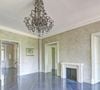 L’intérieur, fidèle à l’esthétique Lagerfeld, rompt volontairement avec le charme ancien du bâtiment...
Exclusif - Située à Louveciennes, aux portes de Paris, sur le chemin des impressionnistes, cette belle demeure bourgeoise néo-classique, a été construite au milieu du XIXème siècle, appelée le "Domaine de Voisins", et ayant eu comme illustre propriétaire, Karl Lagerfeld. © Marc Ausset-Lacroix / Bestimage