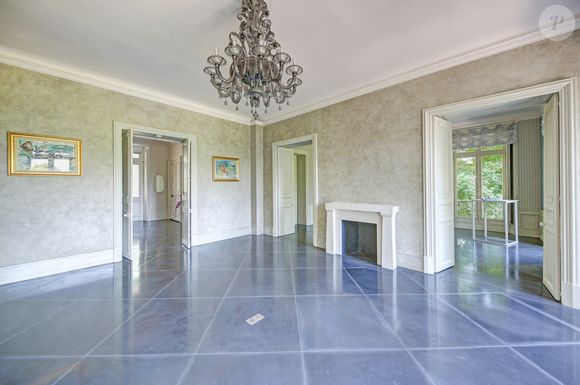 L’intérieur, fidèle à l’esthétique Lagerfeld, rompt volontairement avec le charme ancien du bâtiment...

Exclusif - Située à Louveciennes, aux portes de Paris, sur le chemin des impressionnistes, cette belle demeure bourgeoise néo-classique, a été construite au milieu du XIXème siècle, appelée le "Domaine de Voisins", et ayant eu comme illustre propriétaire, Karl Lagerfeld. © Marc Ausset-Lacroix / Bestimage