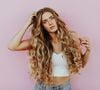 Avoir les cheveux fins ou raides peut vite donner l'impression d'une chevelure sans relief. 

Averie Woodard / Unsplash