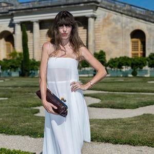 Tout comme Lou Doillon

Lou Doillon au photocall du défilé Jacquemus de la mode homme Printemps/Été 2026 dans le cadre de la Fashion Week de Paris dans les jardins de l’Orangerie à Versailles, France, le 29, 2025. © Olivier Borde/Bestimage