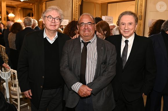 Exclusif - Prix Spécial - No web -   Dominique Besnehard, le professeur Albert Hagège et Michel Drucker . M.Drucker reçoit la médaille de Commandeur de la Légion d’honneur par le président de la République Française Emmanuel Macron au palais de l'Elysée à Paris, le 13 février 2025.
© Guillaume Gaffiot / Bestimage