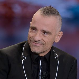 Son père était présent pour un moment particulièrement symbolique puisqu’il l’a accompagnée jusqu’à l’autel. 

Eros Ramazzotti sur le plateau de l'émission TV "Che tempo che Fa" à Milan. Le 7 mai 2016