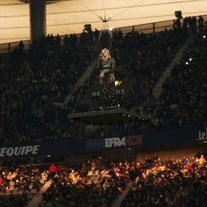 La chanteuse Louane (Louane Emera), représentante de la France au concours de l'Eurovision, interpréte pour la première fois son titre Maman, en hommage à sa mère décédée lorsqu'elle avait 17 ans, devant les 80 000 spectateurs, suspendue sur une plateforme, plusieurs mètres au-dessus de la pelouse et des musiciens, du Stade de France à la mi-temps du match du Tournoi des Six Nations opposant la France à l'Écosse, à Saint-Denis, Seine Saint-Denis, France, le 15 mars 2025. © Cyril Moreau/Bestimage