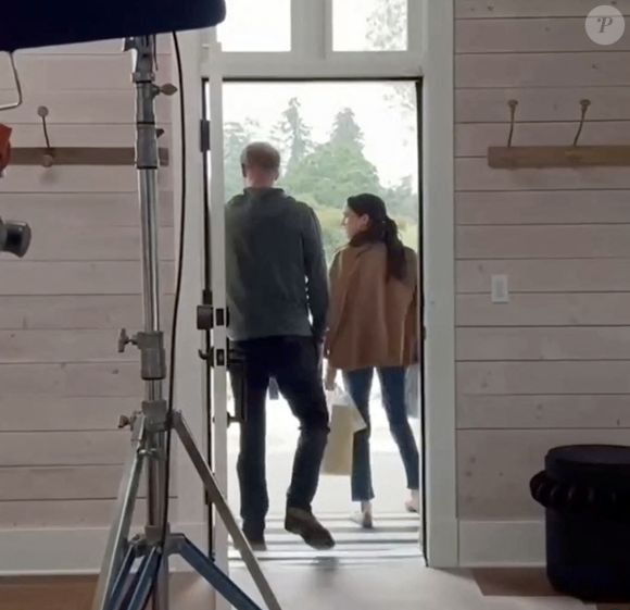 Elle entend y dévoiler sa façon de recevoir et le plaisir de cuisiner en compagnie de proches et de personnalités influentes. 

Meghan Markle dévoile les coulisses de sa série sur Netflix, le 27 février 2025
© JLPPA/ Bestimage