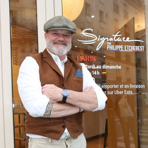 Exclusif - Le chef Philippe Etchebest - Le chef Philippe Etchebest ouvre son restaurant éphémère "Signature" du 9 au 30 octobre au 25 rue Sedaine à Paris dans le 11ème arrondissement le 8 octobre 2025. © Jean-Marc Lhomer/Bestimage