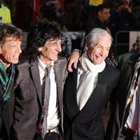 Après le départ de ce célèbre musicien, ses proches se séparent de la maison familiale où il a vécu "au milieu des chevaux et des chiens"