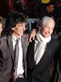 Après le départ de ce célèbre musicien, ses proches se séparent de la maison familiale où il a vécu "au milieu des chevaux et des chiens"