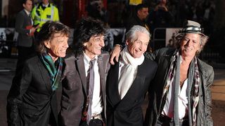 Après le départ de ce célèbre musicien, ses proches se séparent de la maison familiale où il a vécu "au milieu des chevaux et des chiens"