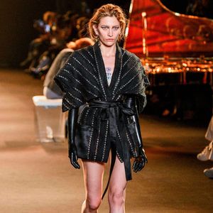 Paris Jackson défile pendant que le pianiste, compositeur et designer Hayashi Yoshiki se produit lors du défilé Maison Yoshiki Paris Womenswear Spring-Summer 2025 dans le cadre de la semaine de la mode de Paris, le 30 septembre 2024 à Paris, France. Photo by Shootpix/ABACAPRESS.COM