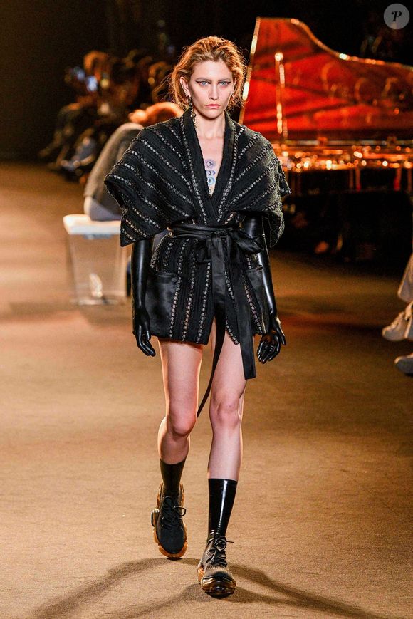 Paris Jackson défile pendant que le pianiste, compositeur et designer Hayashi Yoshiki se produit lors du défilé Maison Yoshiki Paris Womenswear Spring-Summer 2025 dans le cadre de la semaine de la mode de Paris, le 30 septembre 2024 à Paris, France. Photo by Shootpix/ABACAPRESS.COM
