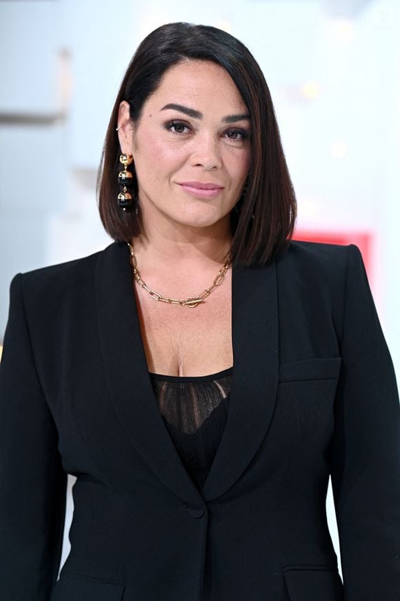 Il y a quelques jours, l'actrice de 45 ans s'est entretenue avec nos confrères de Télé 7 Jours. C'était alors l'occasion pour elle de parler de son personnage (à savoir Charlie, l'arrière petite-fille de Sherlock Holmes), notamment de son évolution dans cette deuxième saison.

Exclusif - Lola Dewaere - Enregistrement de l'émission "Vivement Dimanche" au Studio Gabriel, présentée par M.Drucker, et diffusée sur France 3, de 13h30 à 15h, le 28 août © Guillaume Gaffiot / Bestimage