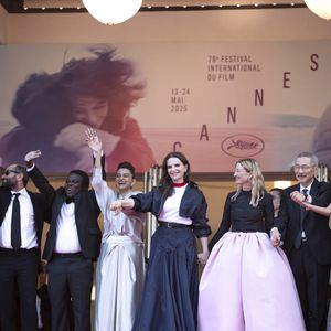 Halle Berry, Carlos Reygadas, Dieudo Hamadi, Payal Kapadia, Juliette Binoche, Alba Rohrwacher, Hong Sang-soo - Montée des marches de la cérémonie de clôture du 78ème Festival International du Film de Cannes, au Palais des Festivals à Cannes. Le 24 mai 2025
© Olivier Borde/ Bestimage