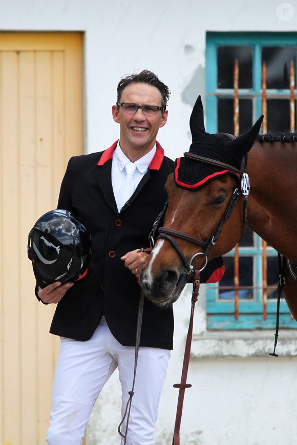 Julien Courbet a découvert ce sport en emmenant la petite Lola dans un club et depuis, la jeune fille a participé à de nombreuses compétitions...

Julien Courbet assiste à l'épreuve de saut du Longines Jumping International à La Baule, dans l'ouest de la France, le 17 mai 2013 Photo Laetitia Notarianni/Abaca