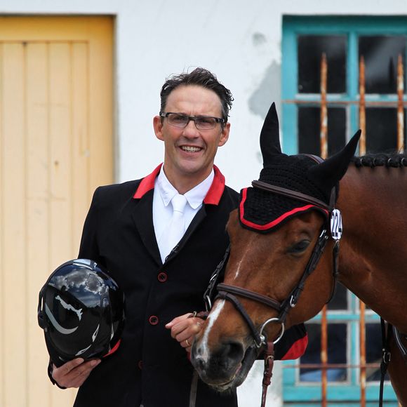 Julien Courbet a découvert ce sport en emmenant la petite Lola dans un club et depuis, la jeune fille a participé à de nombreuses compétitions...

Julien Courbet assiste à l'épreuve de saut du Longines Jumping International à La Baule, dans l'ouest de la France, le 17 mai 2013 Photo Laetitia Notarianni/Abaca