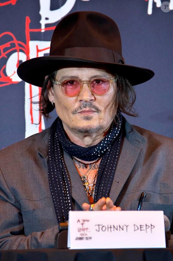 Johnny Depp donne une conférence de presse pour son exposition "A Bunch of Stuff" à Tokyo (Japon), le 27 novembre 2025.

Action Press / Bestimage
