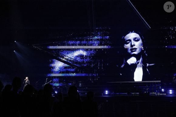 Elle s'est ensuite retournée pour refermer le fameux bouton.

Helena Bailly lors du concert de la Star Academy à Lyon, le 15 mars 2024. 

Photo : Sandrine Thesillat / Panoramic