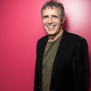 Exclusif - Julien Clerc en backstage de l'enregistrement de l'émission "Serge Lama, le dernier rappel" présentée par F. Bollaert, diffusée le vendredi 21 novembre 2025 sur France 3 à 21h10, au théâtre Marigny à Paris, France, le 29 avril 2025. © Clovis-Moreau/Bestimage