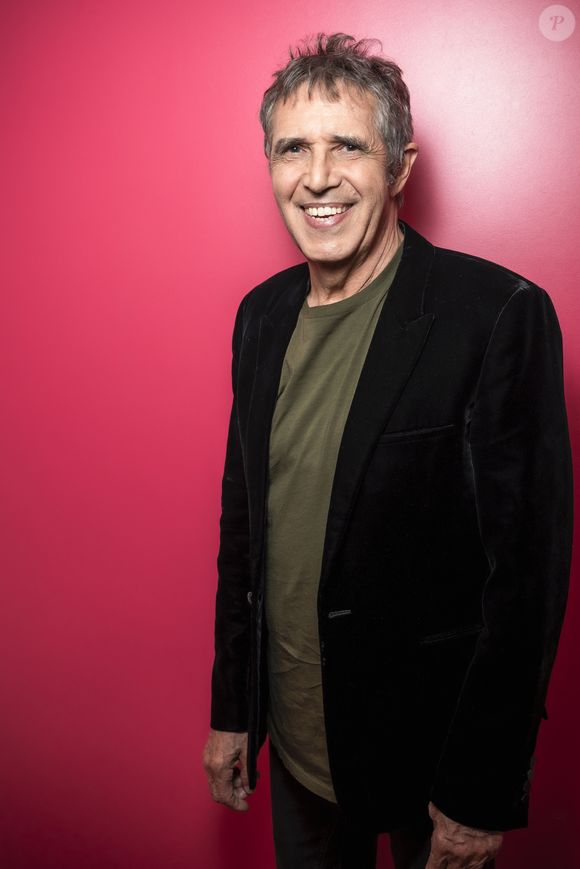 Exclusif - Julien Clerc en backstage de l'enregistrement de l'émission "Serge Lama, le dernier rappel" présentée par F. Bollaert, diffusée le vendredi 21 novembre 2025 sur France 3 à 21h10, au théâtre Marigny à Paris, France, le 29 avril 2025. © Clovis-Moreau/Bestimage