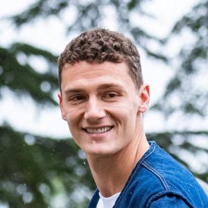 L'assiette présente sur les photos a permis d'identifier le Tuba Club, une adresse premium située aux Goudes.
Benjamin Pavard - Arrivée des joueurs de l'Equipe de France de football à Clairefontaine. © Baptiste Autissier / Panoramic / Bestimage