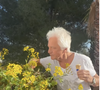 Confortablement installé sur un transat au soleil à lire ou à déguster une glace, le chanteur de 80 ans semble posséder un grand jardin et surtout une grande piscine.
Gérard Lenorman, Instagram