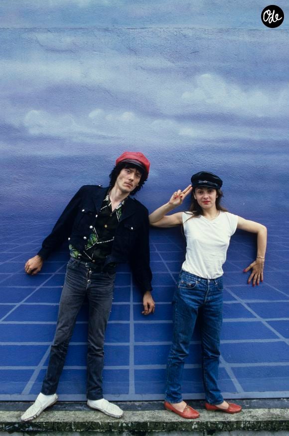 En France, durant leur tournée, Catherine Ringer et Fred Chichin, portant une casquette, debout devant un fond bleu ciel. © Michel Croizard via Bestimage