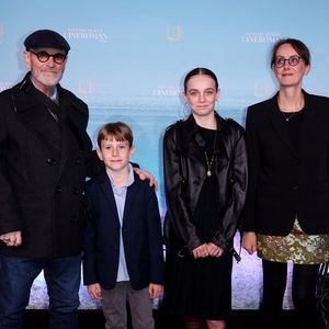 Tchéky Karyo, sa compagne Valérie Keruzoré et leurs enfants Louise et Liv Karyo
Tapis rouge lors de la 7e édition du festival Cineroman à Nice le 3 Octobre 2025 . © Bebert-Jacovides/Bestimage