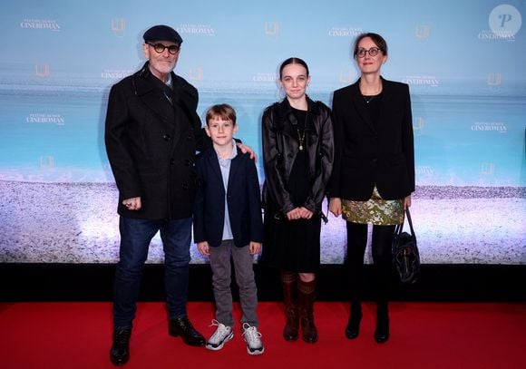 Tchéky Karyo, sa compagne Valérie Keruzoré et leurs enfants Louise et Liv Karyo
Tapis rouge lors de la 7e édition du festival Cineroman à Nice le 3 Octobre 2025 . © Bebert-Jacovides/Bestimage