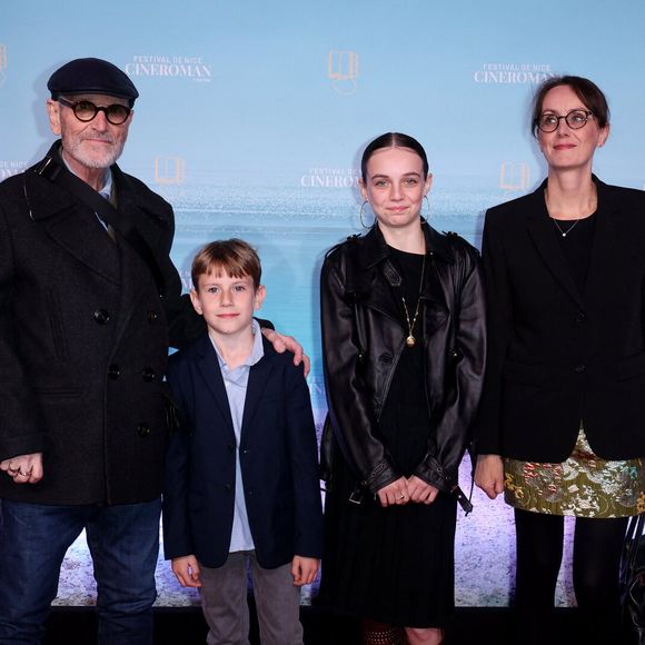 Tchéky Karyo, sa compagne Valérie Keruzoré et leurs enfants Louise et Liv Karyo
Tapis rouge lors de la 7e édition du festival Cineroman à Nice le 3 Octobre 2025 . © Bebert-Jacovides/Bestimage