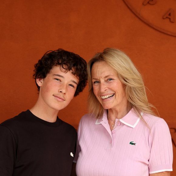 Elle décrit son fils comme un véritable “cadeau de la vie” qui la dynamise au quotidien.

Estelle Lefébure et son fils Giulano Ramette au photocall du village lors des Internationaux de France de Tennis de Roland Garros 2026, à Paris, France, le 29 mai 2026. © Dominique Jacovides/Bestimage