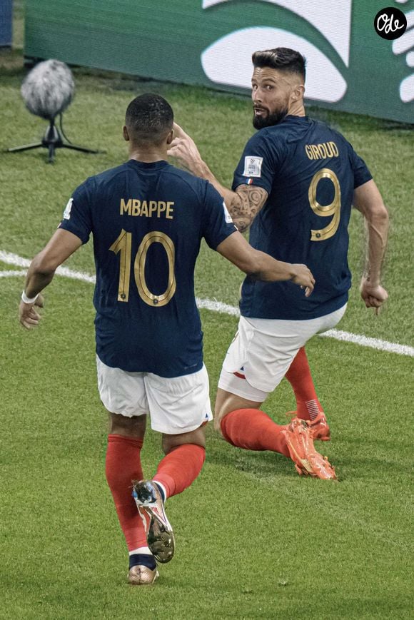 Il dépasse d'une longueur Olivier Giroud, qui l'a chaleureusement félicité dans une vidéo diffusée sur les réseaux sociaux du LOSC.

Olivier Giroud, Kylian Mbappé - Joie des joueurs français lors du match des huitièmes de finale de la Coupe du monde de football « France - Pologne (3-1) » à Doha, au Qatar. Le 4 décembre 2022
© Fotoarena / Panoramic / Bestimage