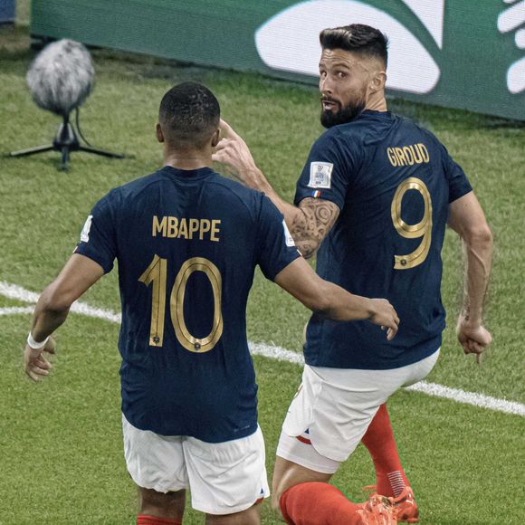 Il dépasse d'une longueur Olivier Giroud, qui l'a chaleureusement félicité dans une vidéo diffusée sur les réseaux sociaux du LOSC.

Olivier Giroud, Kylian Mbappé - Joie des joueurs français lors du match des huitièmes de finale de la Coupe du monde de football « France - Pologne (3-1) » à Doha, au Qatar. Le 4 décembre 2022
© Fotoarena / Panoramic / Bestimage