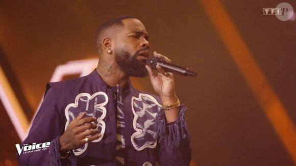 Le chanteur reconnaît lui-même que l’intensité du tournage peut parfois le troubler. 

Tayc sur le plateau de "The Voice 2026", sur TF1.