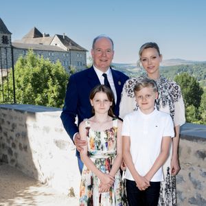 No Tabloïds - Le prince Albert II de Monaco, la princesse Charlène de Monaco, le prince Jacques de Monaco, marquis des Baux, et la princesse Gabriella de Monaco, comtesse de Carladès, ont été accueillis à Mur-de-Barrez en aveyron par M. Pierre Ignace, le maire de la commune et membre de la délégation officielle française lors de la récente visite d’État à Monaco. Une nouvelle médiathèque, créée par la Communauté de communes Aubrac-Carladez-Viadène, a été officiellement baptisée Médiathèque Princesse Gabriella, le 9 juillet 2025. © NivierePool/Bestimage