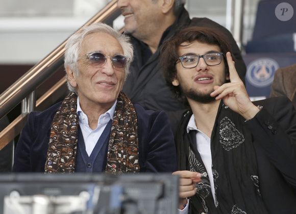 Gérard Darmon et son fils Jules (enfant de Mathilda May) - People au match Psg-Marseille au Parc des Princes à Paris le 4 octobre 2015. © Marc Ausset Lacroix / Bestimage
