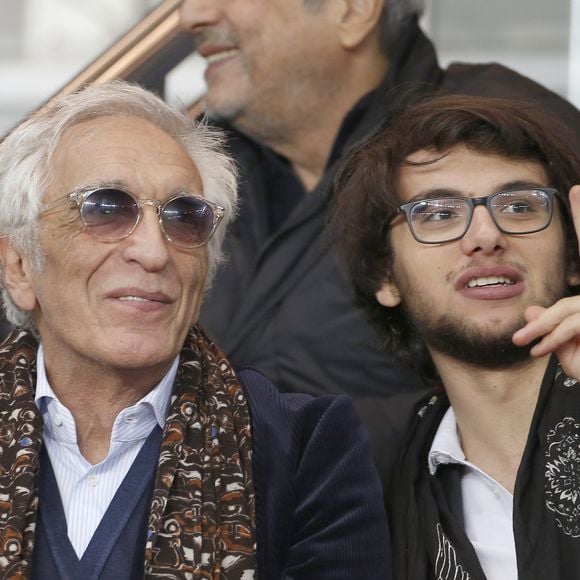 Gérard Darmon et son fils Jules (enfant de Mathilda May) - People au match Psg-Marseille au Parc des Princes à Paris le 4 octobre 2015. © Marc Ausset Lacroix / Bestimage