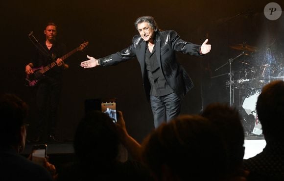 "Le mal-être, quand il vous prend, c'est difficile de s'en défaire", a-t-il ensuite ajouté
Exclusif - Frédéric François - Frédéric François en concert événement à l'Olympia à Paris le 30 octobre 2021 avant d'entamer une tournée début 2022. © Coadic Guirec/Bestimage