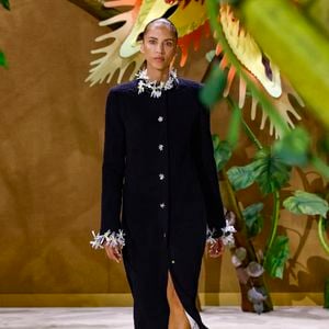 L'ancienne mannequin raconte avoir tenté de mettre fin à ses jours en 2010.

Noémie Lenoir - Défilé Chanel "Collection Haute Couture Automne/Hiver 2026-2027" lors de la Fashion Week de Paris, le 7 juillet 2026