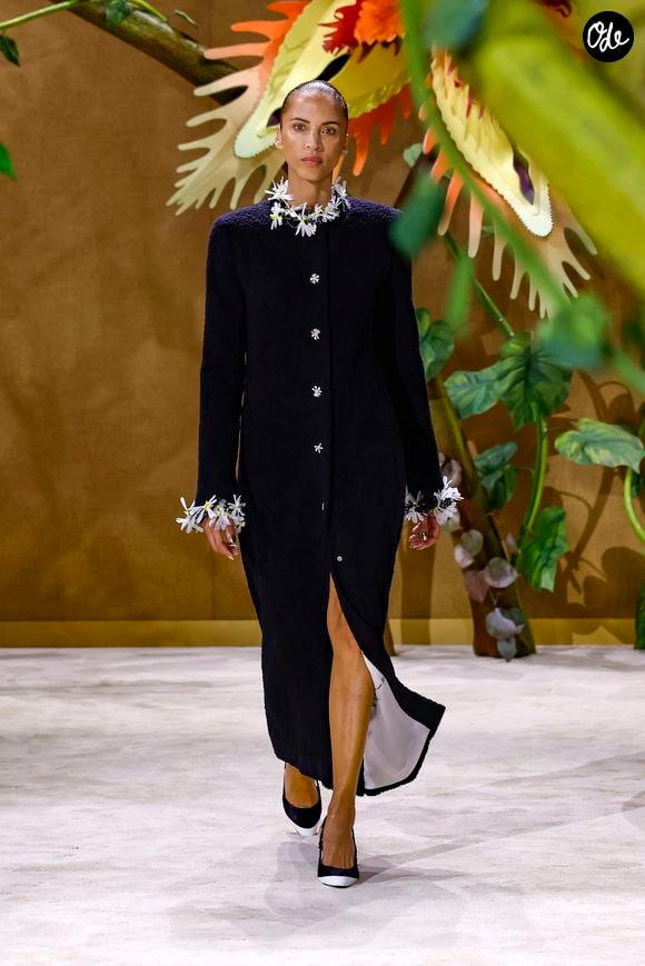L'ancienne mannequin raconte avoir tenté de mettre fin à ses jours en 2010.

Noémie Lenoir - Défilé Chanel "Collection Haute Couture Automne/Hiver 2026-2027" lors de la Fashion Week de Paris, le 7 juillet 2026