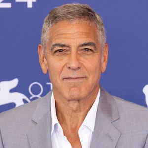 George Clooney apparaît pour la première fois dans le classement des 500 plus grandes fortunes de France de Challenges.

George Clooney - Photocall du film "Wolfs" lors du 81ème festival international du film de Venise, la Mostrale.
Zuma Press / Bestimage