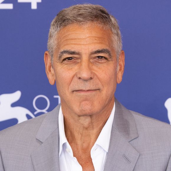 George Clooney apparaît pour la première fois dans le classement des 500 plus grandes fortunes de France de Challenges.

George Clooney - Photocall du film "Wolfs" lors du 81ème festival international du film de Venise, la Mostrale.
Zuma Press / Bestimage