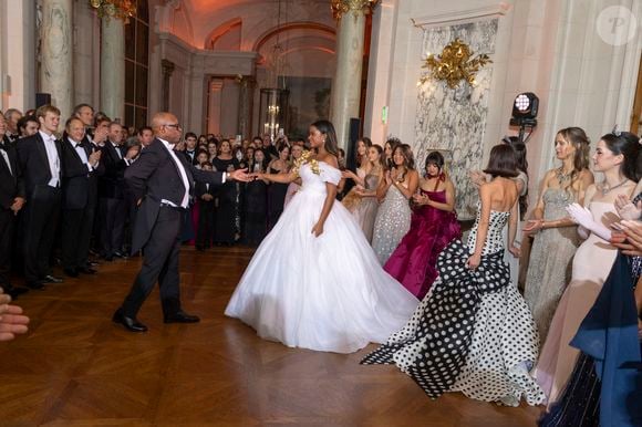 Exclusif - Bronwyn Vance ( robe Stéphane Rolland Haute Couture ) et son père Courtney B. Vance  - Défilé au Bal 2025 des débutantes à l’hôtel Shangri-La Paris le 29 novembre 2025. Le Bal / Moreau / Borde / Bestimage