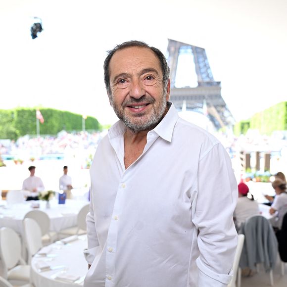 Exclusif - Patrick Timsit dans la tente VIP du Longines Paris Eiffel Jumping le 20 juin 2025.
© Perusseau / Veeren / Bestimage