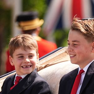 Le prince Louis (à gauche) et le prince George quittent le palais de Buckingham avant la cérémonie du drapeau dans le centre de Londres, alors que le roi Charles III célèbre son anniversaire officiel. Date de la photo : samedi 14 juin 2025. ... Cérémonie de remise des couleurs ... 14-06-2025 ... Londres ... UK ... Le crédit photo doit être lu comme suit : Aaron Chown/PA Wire. Numéro de référence unique : 80647719 ... Le crédit photo doit être lu comme suit : Aaron Chown/PA Wire : Aaron Chown/PA Wire