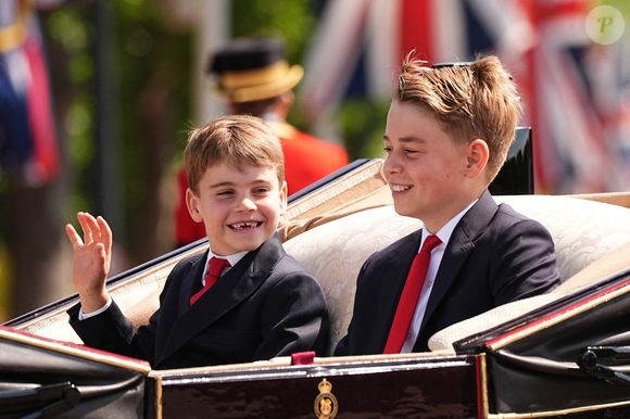 Le prince Louis (à gauche) et le prince George quittent le palais de Buckingham avant la cérémonie du drapeau dans le centre de Londres, alors que le roi Charles III célèbre son anniversaire officiel. Date de la photo : samedi 14 juin 2025. ... Cérémonie de remise des couleurs ... 14-06-2025 ... Londres ... UK ... Le crédit photo doit être lu comme suit : Aaron Chown/PA Wire. Numéro de référence unique : 80647719 ... Le crédit photo doit être lu comme suit : Aaron Chown/PA Wire : Aaron Chown/PA Wire