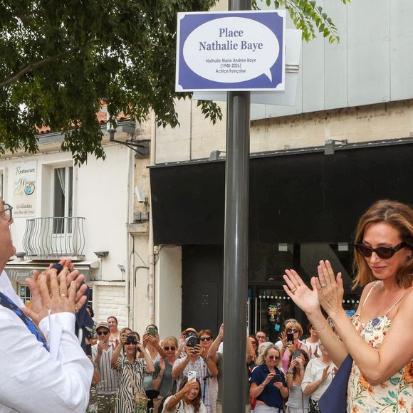 Laura Smet, accompagnée des délégués généraux du festival FFA, Marie-France Brière et Dominique Besnehard, ancien agent de l'actrice et ami de longue date, et du maire d'Angoulême Xavier Bonnefont, inaugure la place en hommage à sa mère Nathalie Baye devant le cinéma CGR: au niveau du 30 rue Saint Roch, à Angoulême, France, le 20 août 2026 © Jean-Marc Lhomer/Bestimage