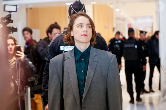 Adèle Haenel arrive au tribunal - Le réalisateur Christophe Ruggia, poursuivi pour agressions sexuelles envers la comédienne Adèle Haenel, condamné à deux de prison ferme avec port de bracelet électronique va faire appel de la décision, au tribunal judiciaire de Paris, France, le 3 février 2025. © Christophe Clovis/Bestimage
