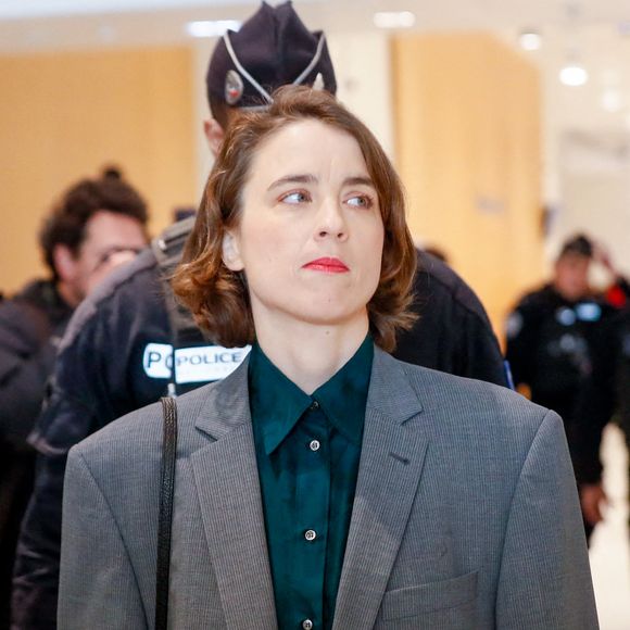 Adèle Haenel arrive au tribunal - Le réalisateur Christophe Ruggia, poursuivi pour agressions sexuelles envers la comédienne Adèle Haenel, condamné à deux de prison ferme avec port de bracelet électronique va faire appel de la décision, au tribunal judiciaire de Paris, France, le 3 février 2025. © Christophe Clovis/Bestimage