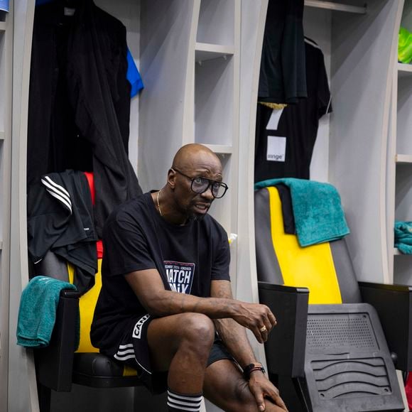 Exclusif - Claude Makelele dans le vestiaire avant le match de gala pour la paix aux enfants déplacés internes, victimes des conflits armés de la RDC opposant le Variétés Club de France (VCF) contre le Congo AllStar au stade des Martyrs à Kinshasa, République Démocratique du Congo, le 3 décembre 2024. © Pierre Perusseau/Bestimage