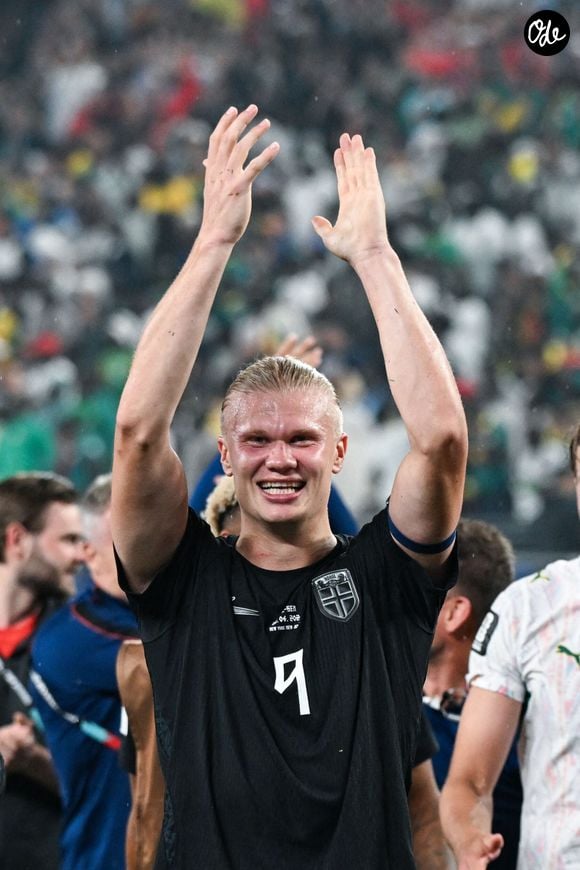 Son portefeuille immobilier s'est récemment enrichi d'un vaste manoir, confirmant son attrait pour des résidences spacieuses, sécurisées et préservées.

Erling Haaland et ses coéquipiers célèbrent leur victoire après le match de la phase de groupes de la Coupe du monde de la FIFA 2026 opposant la Norvège au Sénégal, disputé au New York New Jersey Stadium, le 22 juin 2026. © PsnewZ / Bestimage