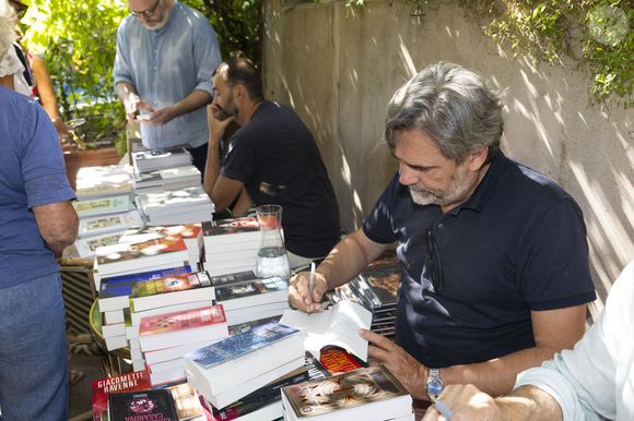Exclusif - Jacques Ravenne - Séance de dédicaces "Les plumes de Ramatuelle" au café de l'Ormeau en marge du 41ème Festival de Ramatuelle le 7 aout 2025. © Cyril Bruneau / Festival de Ramatuelle / Bestimage
